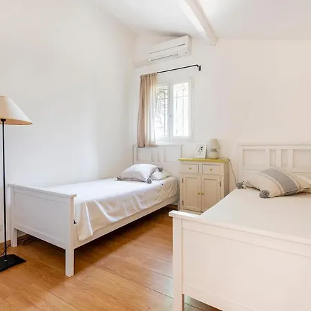 Mas De 190m2 Climatise Avec Piscine Et Cuisine D'ete - 10 Pers Villa