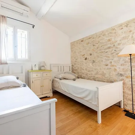 Mas De 190m2 Climatise Avec Piscine Et Cuisine D'ete - 10 Pers Villa La Fare-les-Oliviers