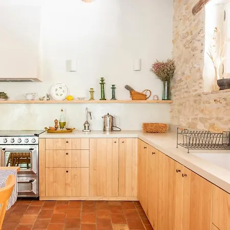 Villa Mas De 190m2 Climatise Avec Piscine Et Cuisine D'ete - 10 Pers *